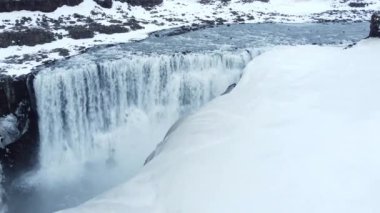 Şelale Uçuşu İzlanda 'nın ünlü şelalesinin etrafındaki Epik Uçuşlar Yüksek Uçurumlardan Epik Doğa Serüvenleri Eserleri Eserleri. Yüksek kalite 4k görüntü