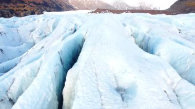 İzlanda 'daki Doğa Vatnajokull Buzulu beyaz kar ve mavi buz mevsimi mevsimi manzarası 4k. Yüksek kalite 4k görüntü