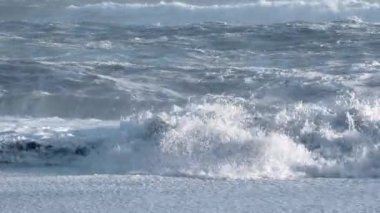 Güçlü Okyanus Dalgası, Atlantik Okyanusu 'ndaki Fırtına güneşli bir günde muhteşem deniz akıntısı. Büyük dalgalar çarpıyor ve su sıçrıyor. 8K çözünürlükte 4320 peni. Yüksek kalite 4k görüntü