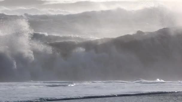 强大的海浪 大西洋的风暴 阳光灿烂的日子里神奇的海浪 巨浪波涛汹涌 浪花汹涌 以8K解析度4320P射击 高质量的4K镜头 — 图库视频影像