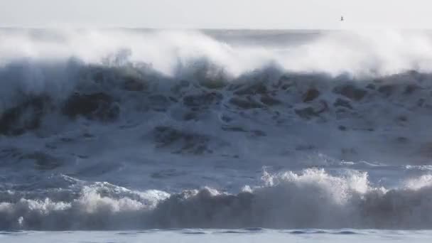 Сильна Океанська Хвиля Шторм Атлантичному Океані Дивовижний Морський Приплив Сонячний — стокове відео
