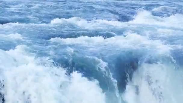 Водопад Чистой Голубой Ледниковой Водой Исландии Вода Течет Через Высокие — стоковое видео