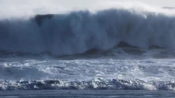 Мощная Океанская Волна Шторм Атлантическом Океане Сказочный Морской Прилив Солнечный — стоковое видео