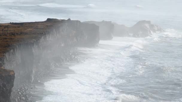 Costa Del Océano Islandia Montañas Volcánicas Playa Arena Negra Con — Vídeo de stock