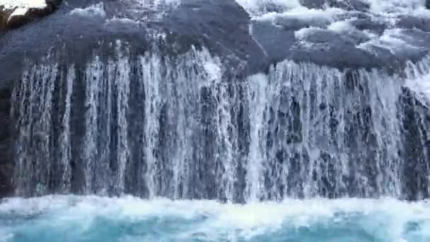 狂野的山河流过石堆 冰岛清澈的溪流关闭 巨大的瀑布从岩石在国家公园 水的背景概念 以8K解像度射击 — 图库视频影像