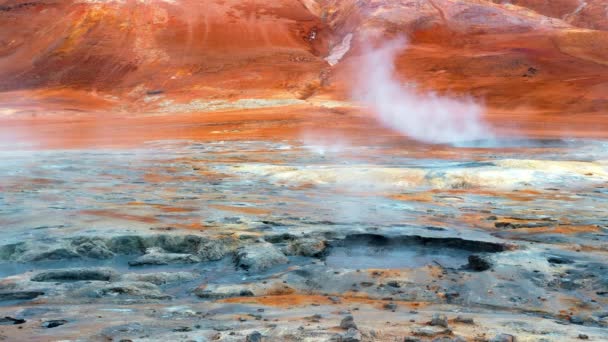 冰岛的地热地区 硫磺谷的纯绿色能源 带有烟道 著名旅游胜地Hverir Myvatn湖附近的真正火山活动 蒸发的水 以8K解像度射击 — 图库视频影像