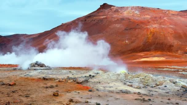 冰岛的地热地区 硫磺谷的纯绿色能源 带有烟道 著名旅游胜地Hverir Myvatn湖附近的真正火山活动 蒸发的水 以8K解像度射击 — 图库视频影像