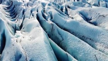 İzlanda 'daki Doğa Vatnajokull Buzulu beyaz kar ve mavi buz mevsimi mevsimi manzarası 4k. Yüksek kalite 4k görüntü
