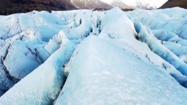 İzlanda 'daki Doğa Vatnajokull Buzulu beyaz kar ve mavi buz mevsimi mevsimi manzarası 4k. Yüksek kalite 4k görüntü