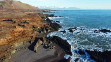 Manzaralı Rocky Sahili Doğa Arkaplanı, Kuzey İzlanda 'da Seyahat Eden Saf Doğa, Vahşi Doğanın Sinematik Hava Görüntüsü Dünyaca ünlü Sahil Hattı, Açık Hava Macerası ve Seyahat. Yüksek kalite 4k görüntü