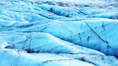 İzlanda 'daki Doğa Vatnajokull Buzulu beyaz kar ve mavi buz mevsimi mevsimi manzarası 4k. Yüksek kalite 4k görüntü