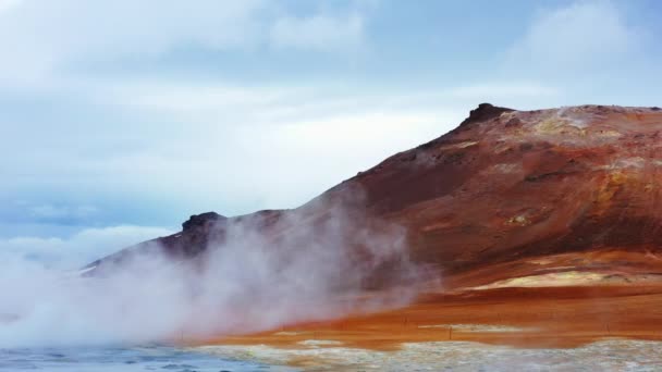 冰岛的地热地区 硫磺谷的纯绿色能源 带有烟道 著名旅游胜地Hverir Myvatn湖附近的真正火山活动 蒸发的水 航空视图4K — 图库视频影像