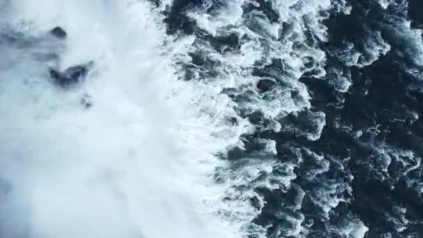Водопад Edge Fly Landscape Epic Aerial Flight Famous Waterfall Iceland — стоковое видео