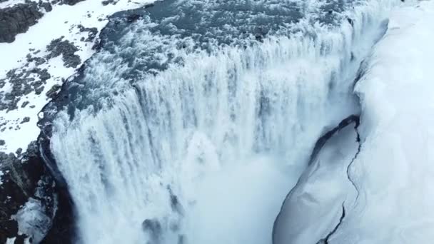 Водопад Летит Над Берегом Большой Горной Реки Исландии Зимний Пейзаж — стоковое видео