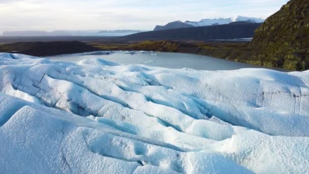 아이슬란드의 나조컬 Nature Vatnajokull Glacier 과푸른 계절의 공중에서 풍경을 보여준다 — 비디오