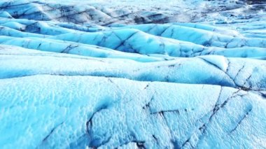 İzlanda 'daki Doğa Vatnajokull Buzulu beyaz kar ve mavi buz mevsimi mevsimi manzarası 4k. Yüksek kalite 4k görüntü