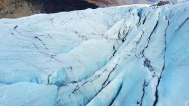 Vatnajokull Buzulu İzlanda 'da. Eski saf mavi buz. Kış manzaralı hava manzarası. Popüler turist mekanı. Avrupa 'nın en büyük buzulu. Temiz donmuş su. Küresel ısınma kavramı. Yüksek kalite 4k görüntü