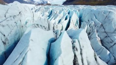 Vatnajokull Buzulu İzlanda 'da. Eski mavi buz. Kış manzaralı hava manzarası. Yüksek kalite 4k görüntü