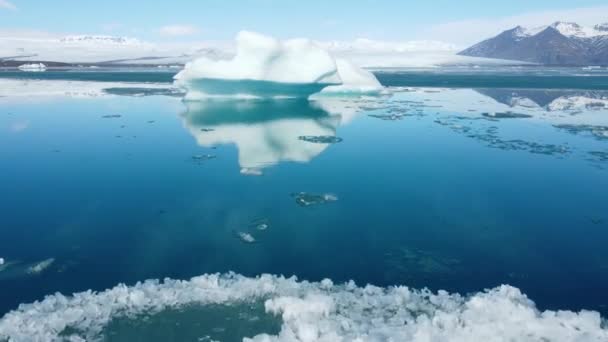 Iceberg Del Derretimiento Del Glaciar Islandia Antiguo Hielo Azul Flotando — Vídeos de Stock