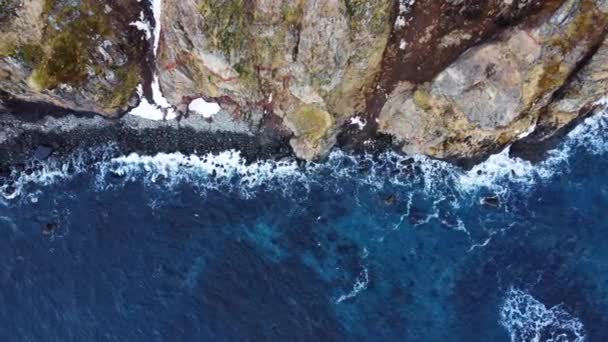 Flying Rocky Coastline Разом Blue North Atlantic Ocean Water Sun — стокове відео