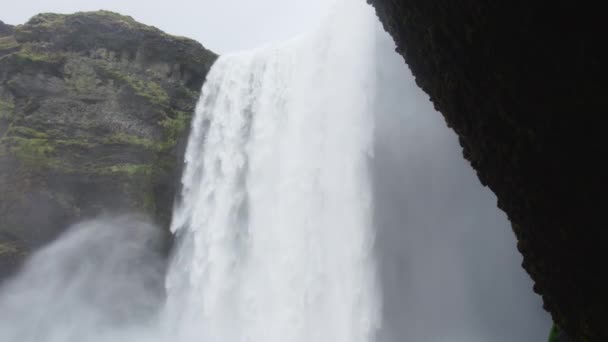 Skogafoss Καταρράκτη Στην Ισλανδία Νερό Ρέει Μέσα Από Γκρεμούς Διάσημη — Αρχείο Βίντεο