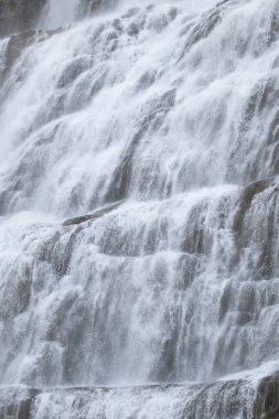 Dynjandi Şelalesi Su Dokusu. İzlanda 'nın güzel, saf doğası. Güçlü Dağ Nehri Arkaplanı. Dev Su Akıntısı, Sonsuz Doğal Enerji. Avrupa seyahati. Her yere git..