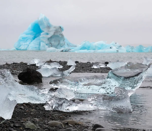 海の水の中の青い氷山 穏やかな水で氷河の氷のドリフト 氷河の融解による純粋な氷塊 冬の氷の風景 アイスランドの霧の天気 高品質の写真 — ストック写真