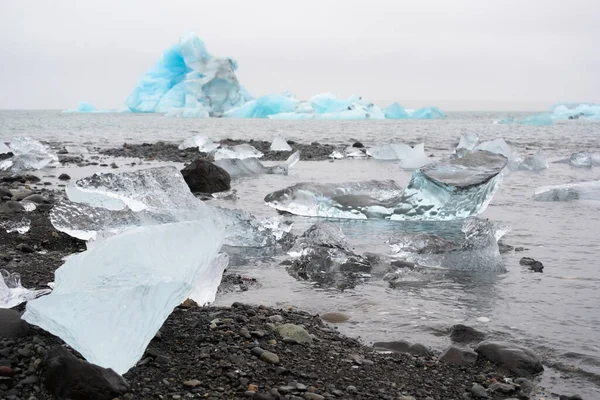 海水中的蓝色冰山 冰河在平静的水中漂移 融化冰河中的纯冰块 Icy Winter Landscape 冰岛多雾的天气1 高质量的照片 — 图库照片