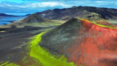 Sönmüş volkanlar, ilkbaharın başlarında yosun kaplı volkanik dağlar. İzlanda 'da el değmemiş saf doğa, yeryüzünde jeotermal aktivite izleri, destansı hava manzarası 4k