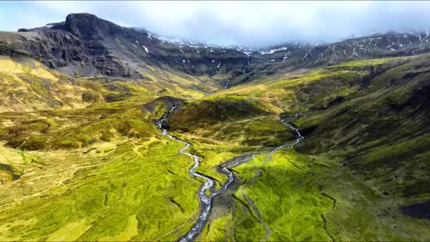 Ungewöhnliche Vulkanlandschaft Mit Fluss Vulkanisches Bergfeld Zeitigen Frühling Mit Grünem — Stockvideo