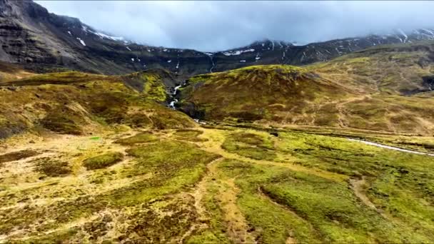 Ovanligt Vulkanlandskap Med Flod Vulkaniska Fjällfält Täckt Med Grön Mossa — Stockvideo