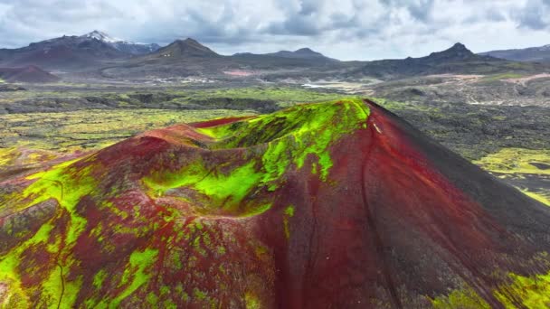 Utdöda Vulkaner Landskap Vulkaniska Berg Täckt Med Mossa Början Våren — Stockvideo