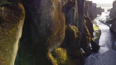 İzlanda 'daki Kanyon. Dünyaca ünlü turistler. Manzaralı doğa manzarası. İzlanda seyahati ve yolculuk konsepti. Sinematik hava manzarası. İlkbaharda Fjadgljufur Kanyonu. Yüksek kalite 4k görüntü