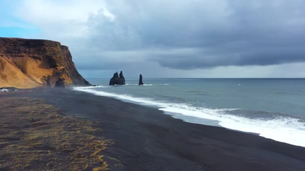 Ostre Klify Czarnej Piaszczystej Plaży Reynisfjara Falami Uderzającymi Brzeg Vik — Wideo stockowe