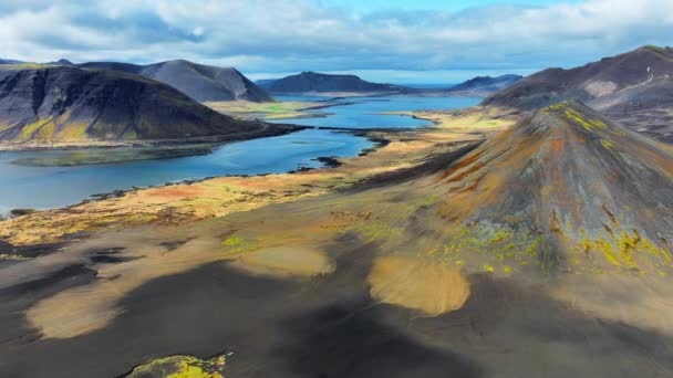 Uitgestorven Vulkanen Landschap Vulkanische Berg Bedekt Met Mos Het Vroege — Stockvideo
