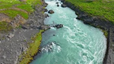 İzlanda 'daki Büyük Dağ Nehri Güzel Yaz Manzarası Büyük Epik Havadan Bakış Alanı Dokunulmamış Doğa Popüler Turizm Merkezi ile Buzul Suyu Temizler. Yüksek kalite 4k görüntü