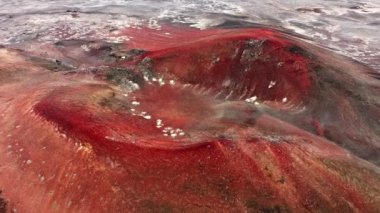 Tükenmiş Kırmızı Volkan İzlanda 'da Olağandışı Doğanın Mucizesi Dünya' da Jeotermal Etkinliğin İzleri Epic Aerial View 4k Ünlü Turist Cazibesi Güzel Soyut Manzara.