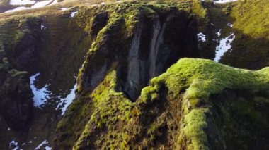 İzlanda 'daki Kanyon. Dünyaca ünlü turistler. Manzaralı doğa manzarası. İzlanda seyahati ve yolculuk konsepti. Sinematik hava manzarası. İlkbaharda Fjadgljufur Kanyonu. Yüksek kalite 4k görüntü
