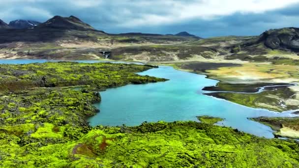 拥有河流的罕见的火山景观 早春覆盖着绿色苔藓的火山山脉 冰岛纯净的自然 史诗般的空中景观 — 图库视频影像