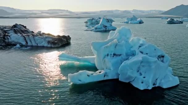 아이슬란드의 Turquoise Glacier Lagoon 얼음덩어리 Blue Icebergs Forming Melting Glacier — 비디오