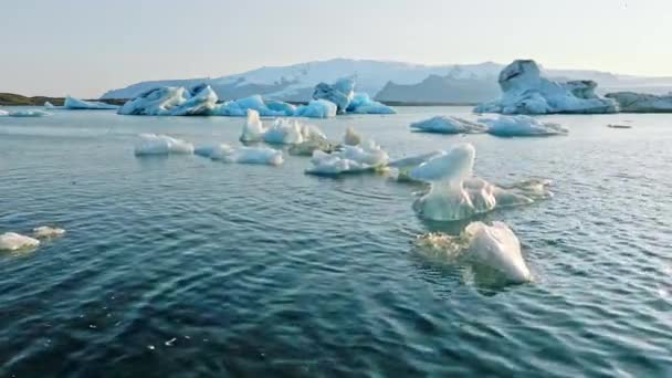 Nagy Darabok Jég Úszó Türkiz Gleccser Lagúna Izlandon Tiszta Kék — Stock videók