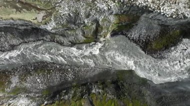 İzlanda 'da Dağ Nehri ile Kanyon. İzlanda' da Muazzam Jeolojik Fenomen Toprak Erozyonu. Avrupa 'da Yaz Mevsimi Popüler Turizm Yeri..