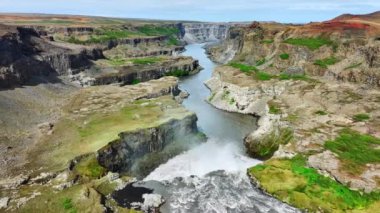 İzlanda 'da Dağ Nehri ile Kanyon. İzlanda' da Muazzam Jeolojik Fenomen Toprak Erozyonu. Avrupa 'da Yaz Mevsimi Popüler Turizm Yeri..