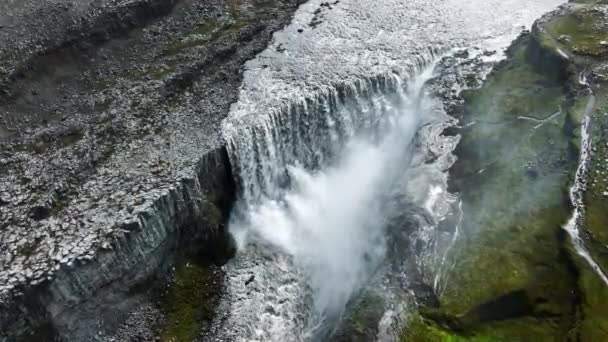 마운틴 캐년의 아이슬란드 풍경아름다운 관광객의 여름날맑은 산아름다운 지구의 아름다운 물줄기 — 비디오
