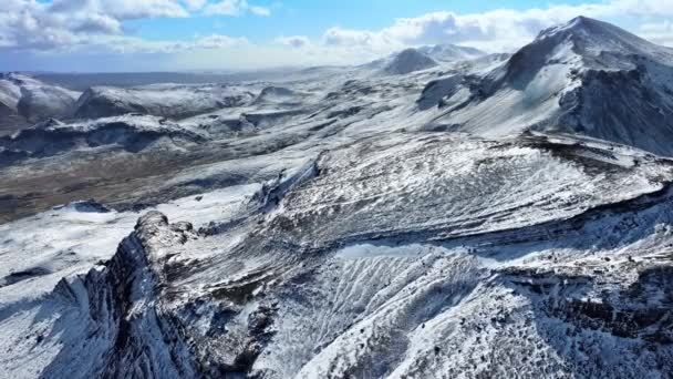 Вид Воздуха Ландшафт Снежных Гор Исландии Голубым Небом Эпическая Панорама — стоковое видео