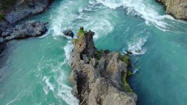 İzlanda 'daki Büyük Dağ Nehri Güzel Yaz Manzarası Büyük Epik Havadan Bakış Alanı Dokunulmamış Doğa Popüler Turizm Merkezi ile Buzul Suyu Temizler. Yüksek kalite 4k görüntü