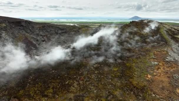 在地球空中俯瞰下 密瓦特湖附近的地热地区在自然中的密瓦特恩烟雾山冰岛烟雾从山顶升起夏日阳光下的火山活动岩浆 高质量的4K镜头 — 图库视频影像