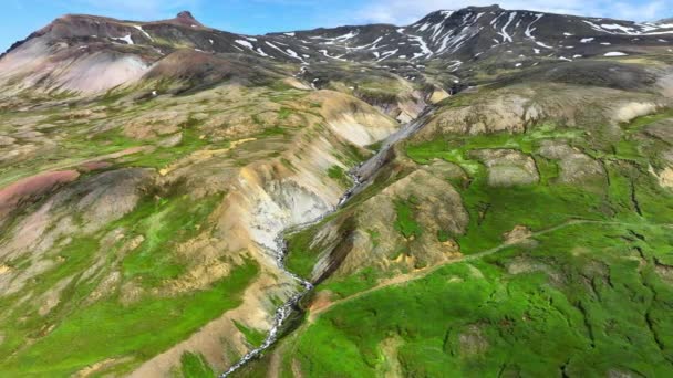 Kleurrijke Bergketen Ijsland Zomer Inspirerend Landschap Met Sneeuw Gras Rivier — Stockvideo