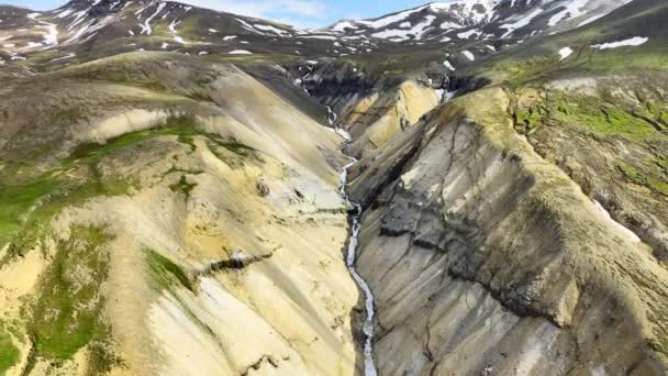 Kleurrijke Bergketen Ijsland Zomer Inspirerend Landschap Met Sneeuw Gras Rivier — Stockvideo