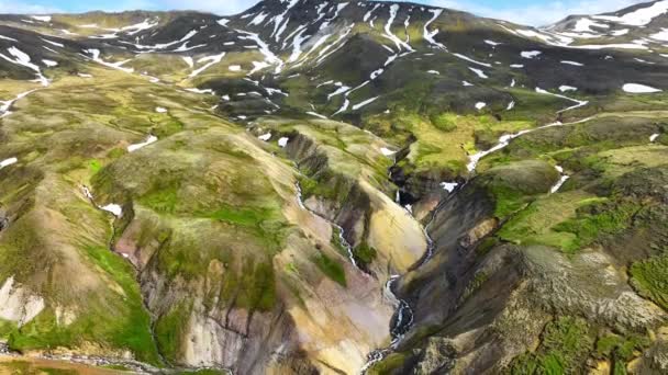 Kolorowe Pasmo Górskie Islandii Lato Inspirujące Krajobraz Śniegiem Trawą Rzeką — Wideo stockowe